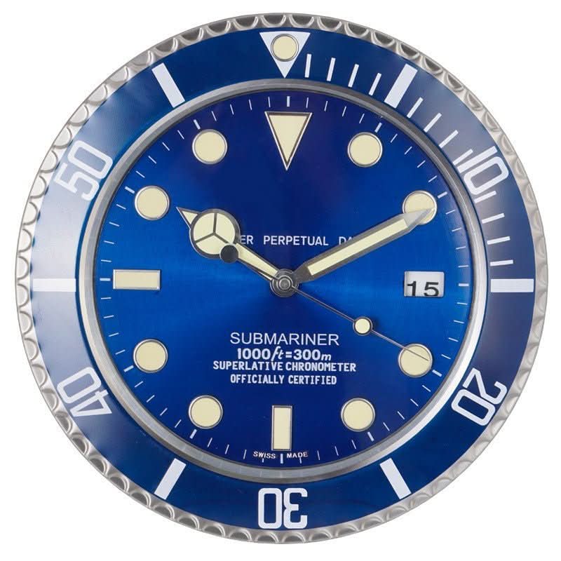 Modern Silent Wall Clock Luminous stainless steel clock with battery-operated precision